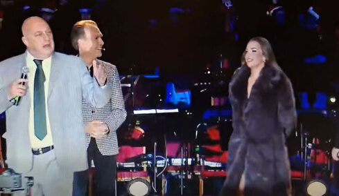 Αχιλλέας Μπέος: Τα «γαλλικά» προκάλεσαν αμηχανία στην Ανδρομάχη και τον Σωτήρη Πολύζο στο άναμμα του χριστουγεννιάτικου δέντρου στον Βόλο