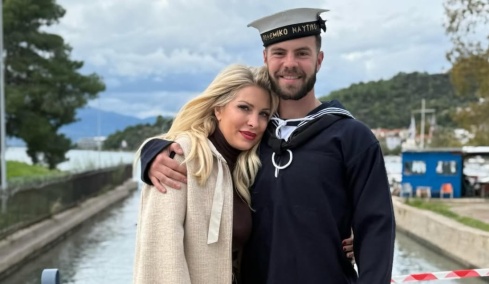 Ο Άγγελος Λάτσιος στο Πολεμικό Ναυτικό με σύσσωμη την οικογένειά του, δείτε τις φωτογραφίες με τη Μενεγάκη, τον Λάτσιο και τον Ματέο