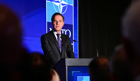 «Η Ρωσία προετοιμάζεται για μακρά σύγκρουση, θέλει να αποσταθεροποιήσει τις κοινωνίες μας» προειδοποίησε ο Ρούτε στο ΝΑΤΟ