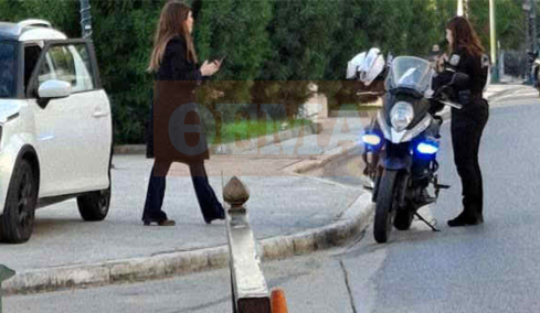 Βάνα Μπάρμπα: Της έκοψαν κλήση για παράνομο παρκάρισμα - Το όχημά της ήταν σταθμευμένο χωρίς πινακίδες
