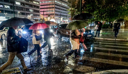 Κακοκαιρία Byron: Κλειστά σχολεία αύριο στην Αττική και σε άλλες περιοχές, τι θα ισχύσει για τις δημόσιες υπηρεσίες, συστάσεις για τηλεργασία στον ιδιωτικό τομέα