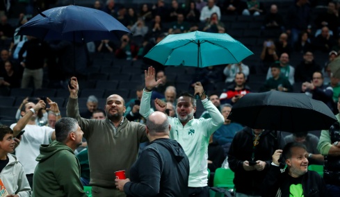 Παναθηναϊκός: Με ανοιχτές ομπρέλες στο κλειστό του ΟΑΚΑ «τρόλαραν» τον Ολυμπιακό για το ΣΕΦ οι φίλοι των πρασίνων 
