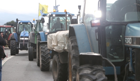Επιμένουν στα μπλόκα οι αγρότες με αποκλεισμούς σε νευραλγικά σημεία, ενώ ετοιμάζεται και η Κρήτη να μπει στον χορό
