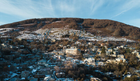 Η Ελλάδα μέσα από τα πέτρινα καλντερίμια της: 6 oικισμοί που αξίζει να εξερευνήσετε
