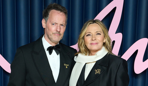 Η 69χρονη Κιμ Κατράλ παντρεύτηκε με τον κατά 14 χρόνια νεότερο σύντροφό της στο Λονδίνο