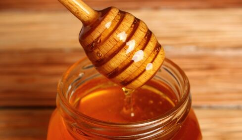 Μέλι Βυτίνας: Ο μελισσοκόμος Γιώργος Παπαντωνίου μάς μιλά για τον λευκό χρυσό της ορεινής Γορτυνίας