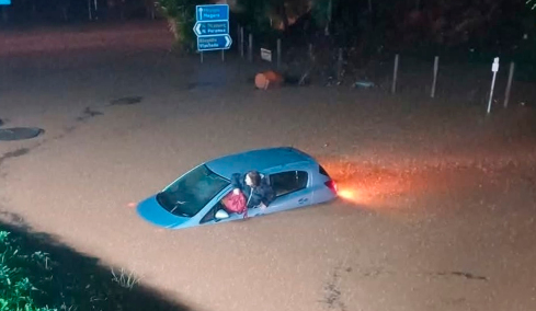 Κίνδυνος υπερχείλισης του Σαραντάπορου στην Ελευσίνα, πλημμυρισμένα σπίτια στη Νέα Πέραμο και 112 σε Τρίκαλα, Καρδίτσα, Φθιώτιδα για την κακοκαιρία