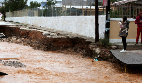 Νέο έκτακτο δελτίο καιρού: Μέχρι το μεσημέρι του Σαββάτου θα πλήττει τη χώρα η κακοκαιρία Byron, οι κόκκινες περιοχές 