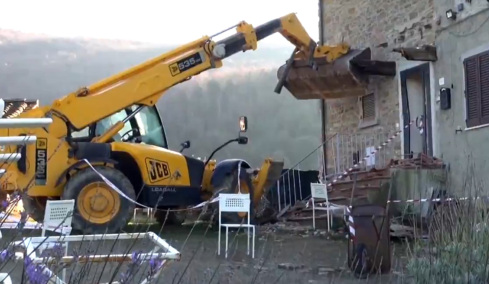 Απίστευτη υπόθεση στην Ιταλία: Αθωώθηκε για τη δολοφονία του γείτονά του γιατί εκείνος πήγε με εκσκαφέα να του γκρεμίσει το σπίτι