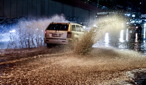 Η κακοκαιρία Byron χτυπάει την Αττική: Πλημμύρες σε Μάνδρα, 112 για απομάκρυνση από υπόγεια, κλειστή η Αθηνών-Κορίνθου από τα διόδια Ελευσίνας