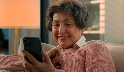 Τι είναι τα boomer ellipses που μπερδεύουν την Gen Z στα μηνύματα