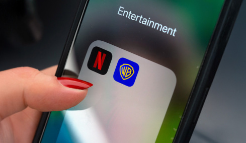 Ένας γίγαντας στο Χόλιγουντ: Τι σημαίνει η εξαγορά της Warner Bros από το Netflix, οι αλλαγές για τους θεατές και τη βιομηχανία