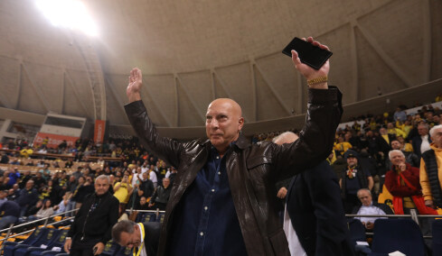 «Και φέτος οι ευχές σας ήρθαν κυριολεκτικά από όπου ζουν Έλληνες», έγραψε με αφορμή την ονομαστική του εορτή ο Νίκος Γκάλης 