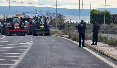 Οι αγρότες έκλεισαν τον κόμβο Μικροθηβών στην ΠΑΘΕ, χιλιάδες τρακτέρ σε εθνικές οδούς και τελωνεία