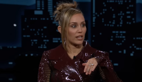 Μάιλι Σάιρους: Το χιουμοριστικό σχόλιο για το δαχτυλίδι του αρραβώνα της με τον Μαξ Μοράντο, ίσως και να ήταν προσφορά Black Friday, είπε