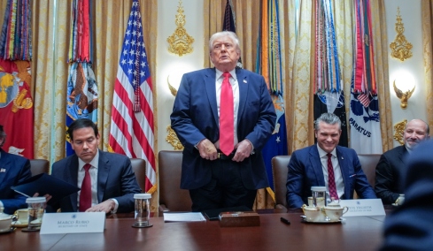 Ανάλυση New York Times: Ο Τραμπ γυρίζει την πλάτη στην Ευρώπη, την αντιμετωπίζει σαν εχθρό και την υποβαθμίζει σε εστία παρακμής