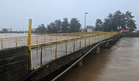 Υπερχείλισε ο ποταμός Ενιπέας, 112 για εκκένωση σε οικισμό προς τα Φάρσαλα και για ετοιμότητα σε ακόμα 4 περιοχές