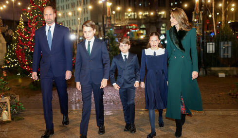 Κέιτ Μίντλετον: Με τα παιδιά και τον σύζυγό της σε χριστουγεννιάτικη τελετή - Ο χαιρετισμός με τον Γιουτζίν Λέβι