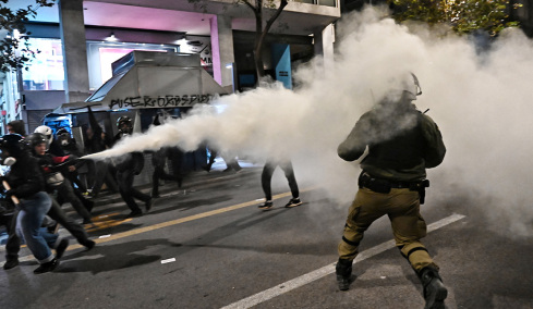 Επεισόδια στο κέντρο της Αθήνας στην πορεία για τον Γρηγορόπουλο - Δείτε βίντεο και φωτογραφίες