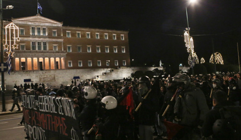 Επεισόδια στην πορεία στη μνήμη του Αλέξανδρου Γρηγορόπουλου στην Αθήνα - Δείτε βίντεο και φωτογραφίες