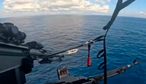 Σκοπευτής της Ακτοφυλακής των ΗΠΑ πυροβολεί με φοβερή ακρίβεια ταχύπλοο με κοκαΐνη στον Ειρηνικό, δείτε βίντεο