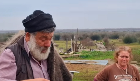 Δείτε βίντεο: Με δάκρυα στα μάτια αποχαιρετά κτηνοτρόφος τα 450 πρόβατά του, όλα ντόπιας ιστορικής φυλής