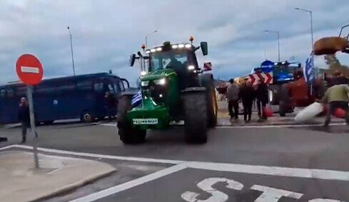 Αγρότες έσπασαν με τα τρακτέρ τους τον αστυνομικό κλοιό στο ύψος του Κάστρου, ταλαιπωρία στην Ιονία οδό από το μπλόκο στο Αγγελόκαστρο