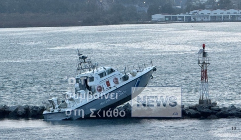 Βόλος: Σκάφος του Λιμενικού «καρφώθηκε» πάνω στον κυματοθραύστη στα Πευκάκια