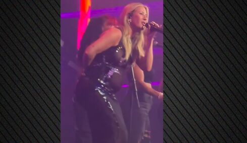 Έλι Γκούλντινγκ: Η εμφάνισή της στη σκηνή με εφαρμοστό φόρεμα μετά την ανακοίνωση της εγκυμοσύνης της