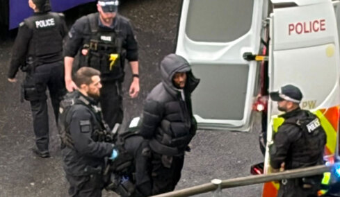 Ένοπλοι αστυνομικοί εισέβαλαν στο Χίθροου: Διακοπή δρομολογίων στα τρένα, συλλήψεις και δακρυγόνα