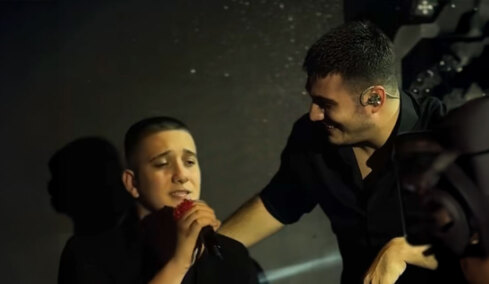 Ακόμη ένας Κακοσαίος στη σκηνή: Ο μικρότερος γιος του Πλούταρχου, Κωνσταντίνος τραγούδησε «Φυσάει πολύ» πλάι στον αδερφό του Γιώργο, βίντεο