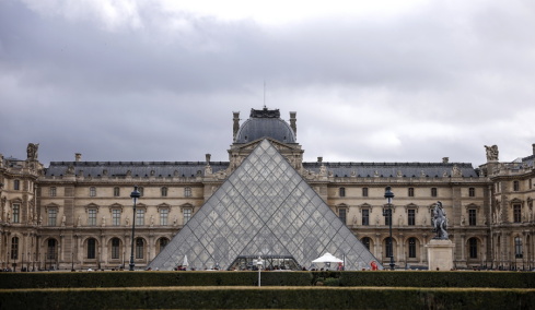 Μετά την κλοπή και πλημμύρα στο Λούβρο: Ζημιές σε εκατοντάδες βιβλία στο τμήμα αιγυπτιακών αρχαιοτήτων