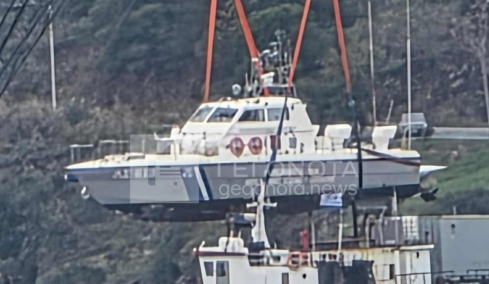 Βόλος: Ανελκύστηκε το σκάφος του Λιμενικού που έπεσε στα βράχια 