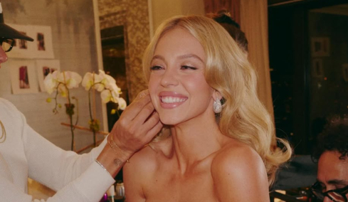 Η Σίντνεϊ Σουίνι δημοσίευσε αποκαλυπτική φωτογραφία χωρίς σουτιέν