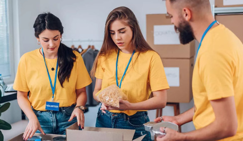 Ενεργός εθελοντής 1 στους 4 Έλληνες – Ποιο είναι το προφίλ του