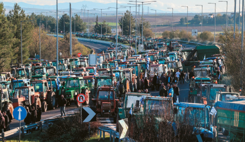 Στους δρόμους τα τρακτέρ, αλήθειες και ψέματα για τα μπλόκα των αγροτών