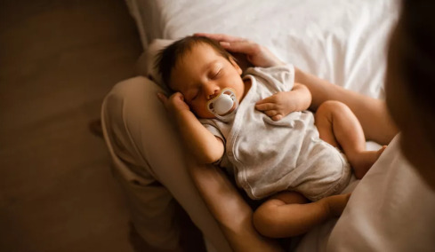 Δημογραφικό πρόβλημα: Δίνουν λύση οι γεννήσεις από αλλοδαπές; Τι δείχνουν τα στοιχεία
