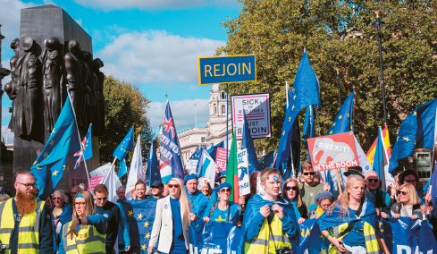 Οι Βρετανοί το ξανασκέφτονται: Το Brexit έφερε φόρους, ακρίβεια, ανεργία, brain drain, κατάρρευση του ΕΣΥ και τα χειρότερα έρχονται 