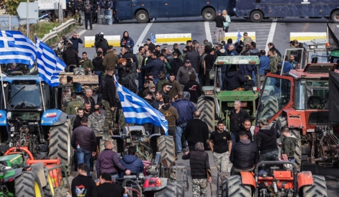 Επεισόδια μεταξύ αγροτών και ΜΑΤ έξω από τα αεροδρόμια Ηρακλείου και Χανίων: Συγκρούσεις, πετροπόλεμος και χημικά