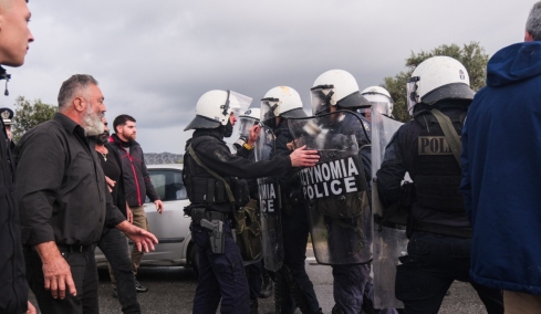 Η στιγμή που οι αγρότες περικυκλώνουν τα ΜΑΤ μετά τον πετροπόλεμο και τα χημικά, δείτε βίντεο