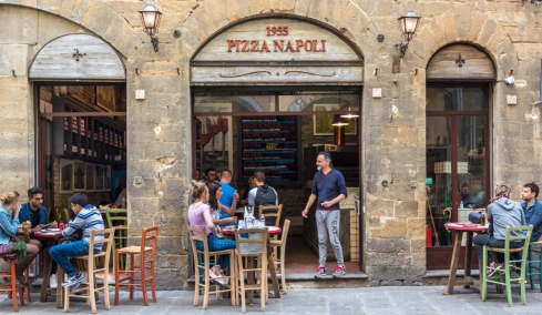 Taste Atlas: Νάπολη η «βασίλισσα» του φαγητού για το 2025, ποιο ελληνικό πιάτο βρίσκεται ανάμεσα στα κορυφαία του κόσμου