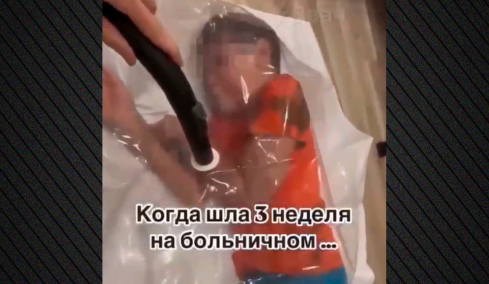 Σάλος στη Ρωσία για μητέρα που έβαλε τον γιο της σε σακούλα και ρούφηξε τον αέρα, «μαμά» φώναζε το παιδί