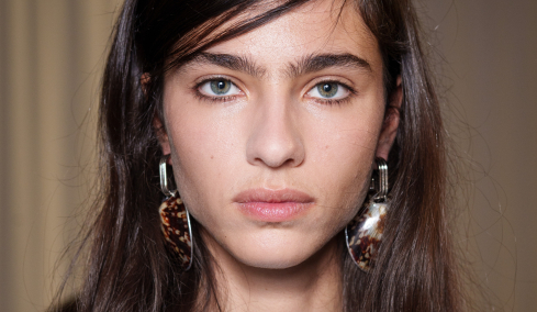 Γιατί η tubing mascara έχει γίνει η νέα εμμονή μας στο καθημερινό μακιγιάζ
