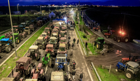 Ποια μέτρα συζητά η κυβέρνηση, τι ζητούν οι αγρότες για να φύγουν από τα μπλόκα