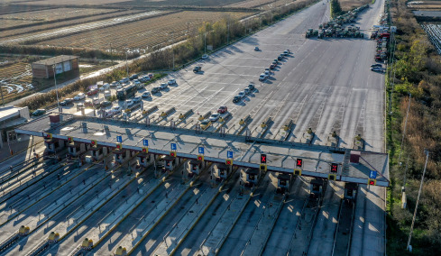 Αγροτικά μπλόκα στην Ελλάδα: Πόσο κοστίζουν στην οικονομία, πώς επηρεάζονται εμπόριο, βιομηχανία και τιμές