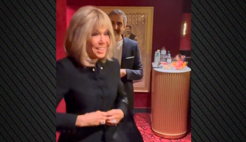 Σάλος στη Γαλλία για το «βρωμιάρες σκύλες» της Μπριζίτ Μακρόν κατά ακτιβιστριών που διαμαρτύρονταν έξω από θέατρο