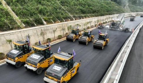 Το απίστευτο China Speed: Έστρωσαν 8.000 τόνοι ασφάλτου και 2.4 χλμ. σε 6 ώρες (vid)