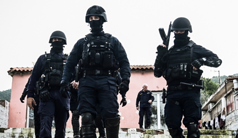 Το ελληνικό FBI βρήκε καλάσνικοφ και πιστόλια με σιγαστήρα στα Καλύβια - Συνελήφθη ένας άνδρας, προετοίμαζε δολοφονία