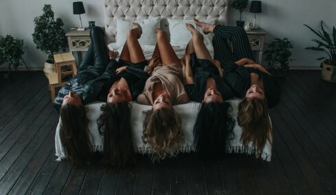 Girls Night In: Τρεις τρόποι να περάσετε αξέχαστα με τις φίλες σας στο σπίτι