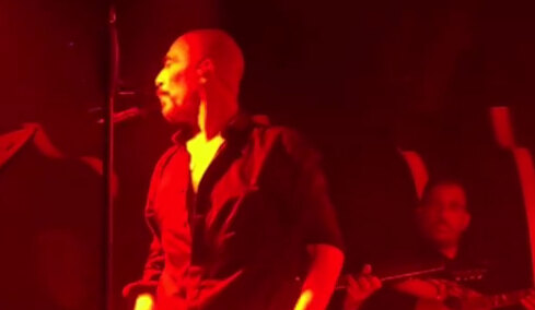 Εκνευρισμένος ο Βαλάντης με τους μουσικούς του, έφτυσε στη σκηνή 